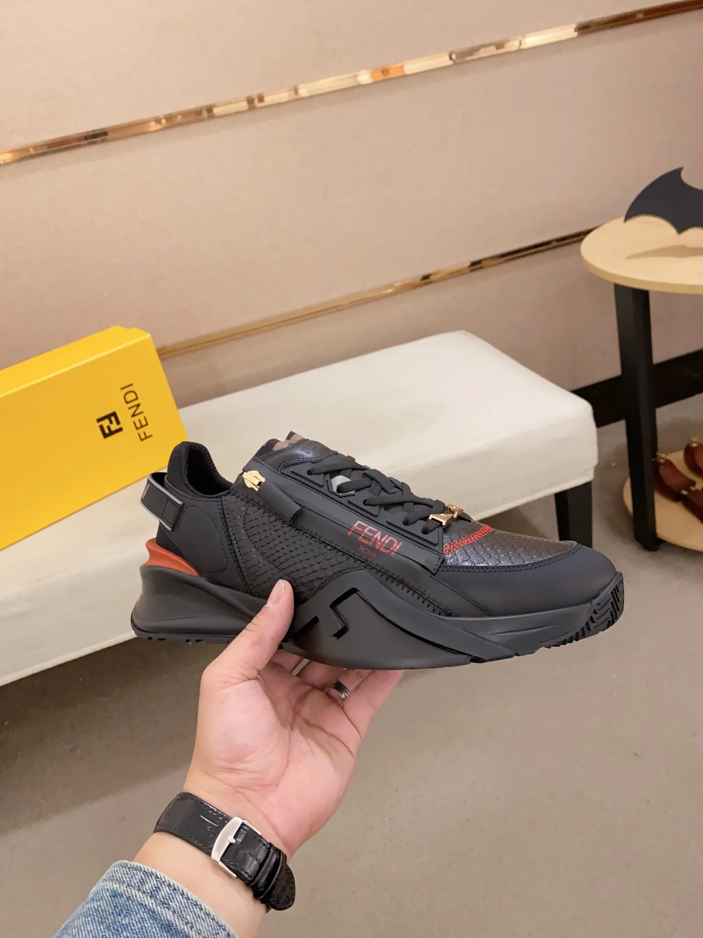 Men's shoes💰: 540💰(Higher version) [Fendi] Fendi's latest casual shoes for men! Available at counters simultaneously! A one-to-one replica of the original. Made entirely of imported top-grain calfskin, the interior is made of top-grain water-dyed cowhide, and the original factory-supplied rubber outsole. Leading new fashion concepts. Matching code: 38-44. 45 can be customized and non-returnable!